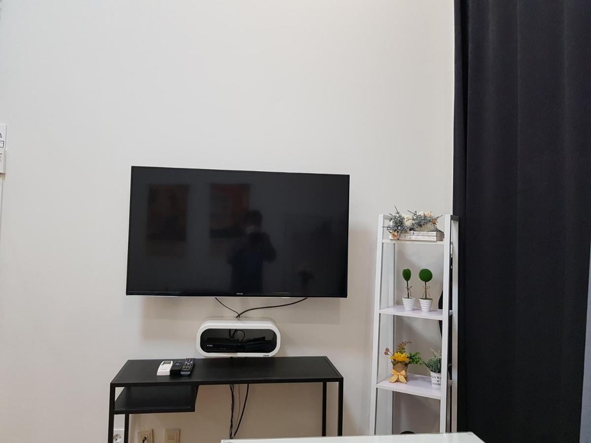Hongdae - 1min From Hongik Uni Station Exit #1 Apartment